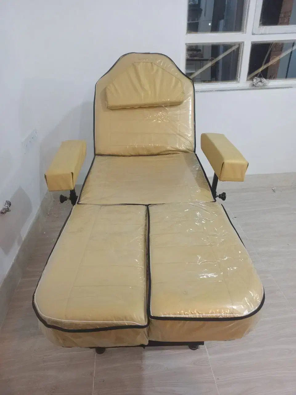 میز تتو|آرایشگاه و سالنهای زیبایی|اسفراین, |دیوار