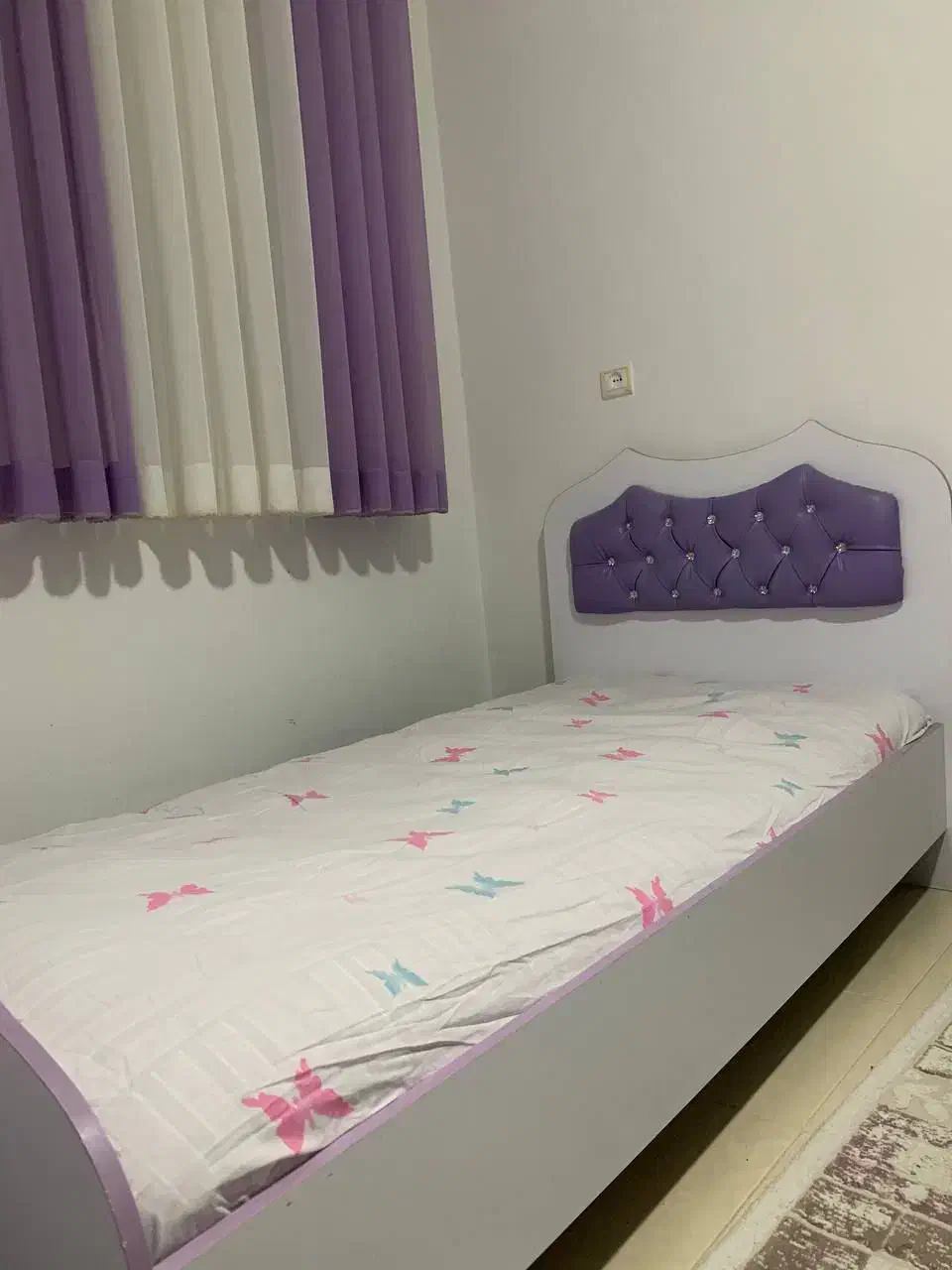 دو عدد تخت و یک کمد و یک پرده پانچی|تخت و سرویس خواب|ساری, |دیوار