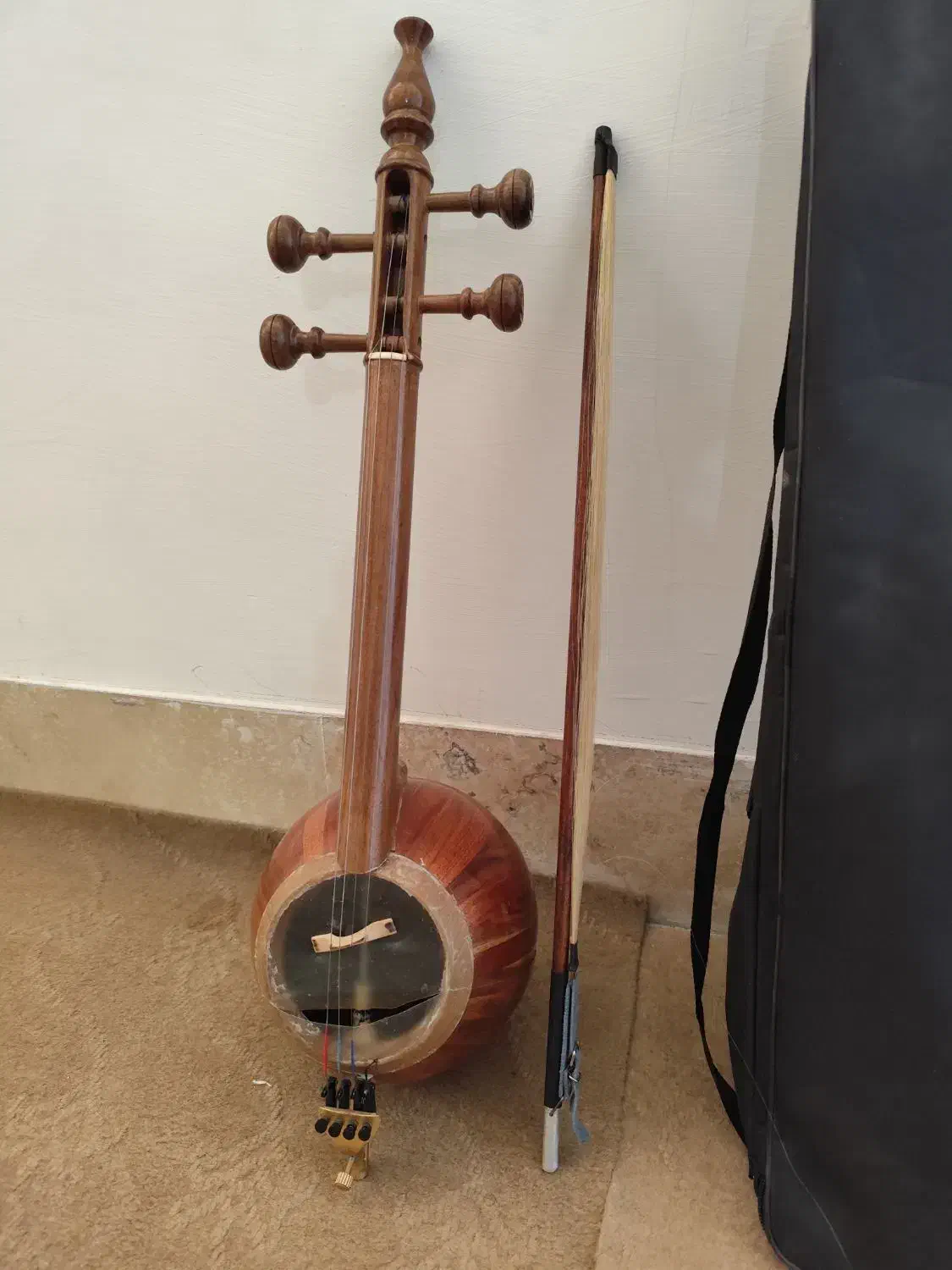 کمانچه|سازهای سنتی|قم, وادی السلام|دیوار