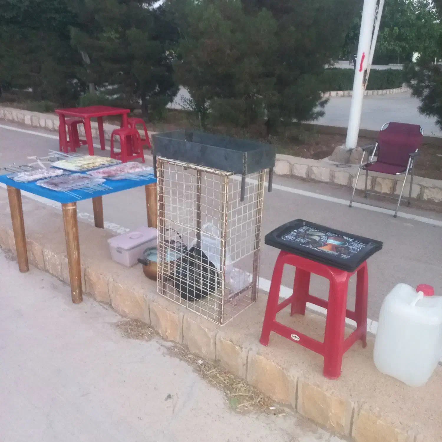 ۴عدد میز ۴تا صندلی ۲ تا صندلی پشت دار با منقل|میز و صندلی غذاخوری|شیراز, کوشک میدان|دیوار