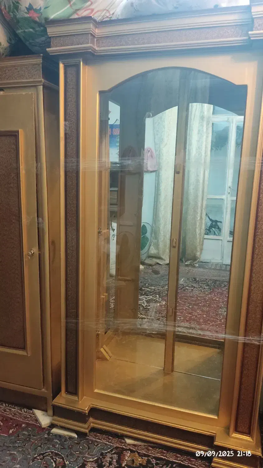 ویترین. دو عدد کمد و میزآرایش|بوفه، ویترین، کنسول|پیر بکران, |دیوار