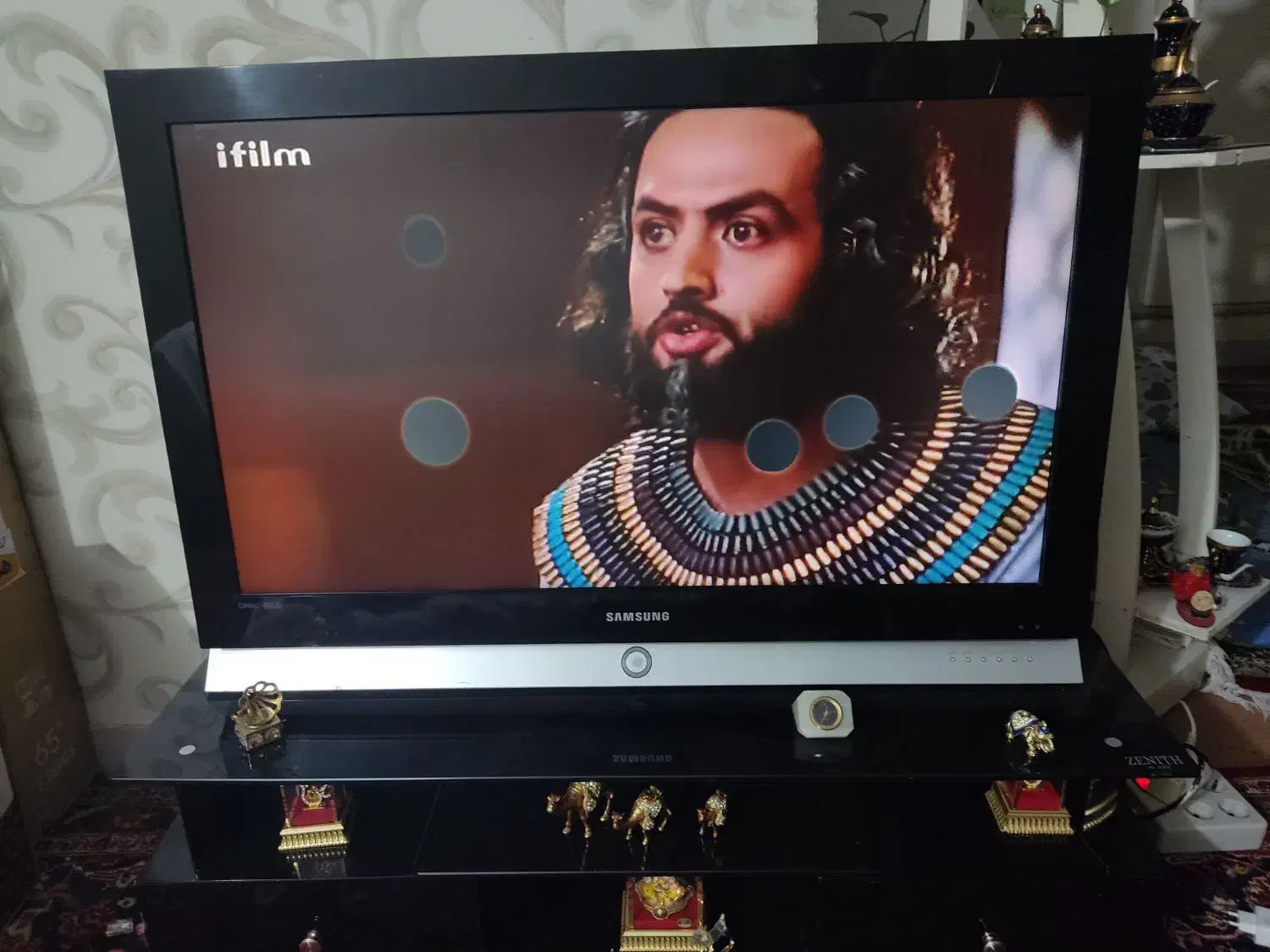 تلویزیون به همراه میز|تلویزیون و پروژکتور|تهران, عباسی|دیوار