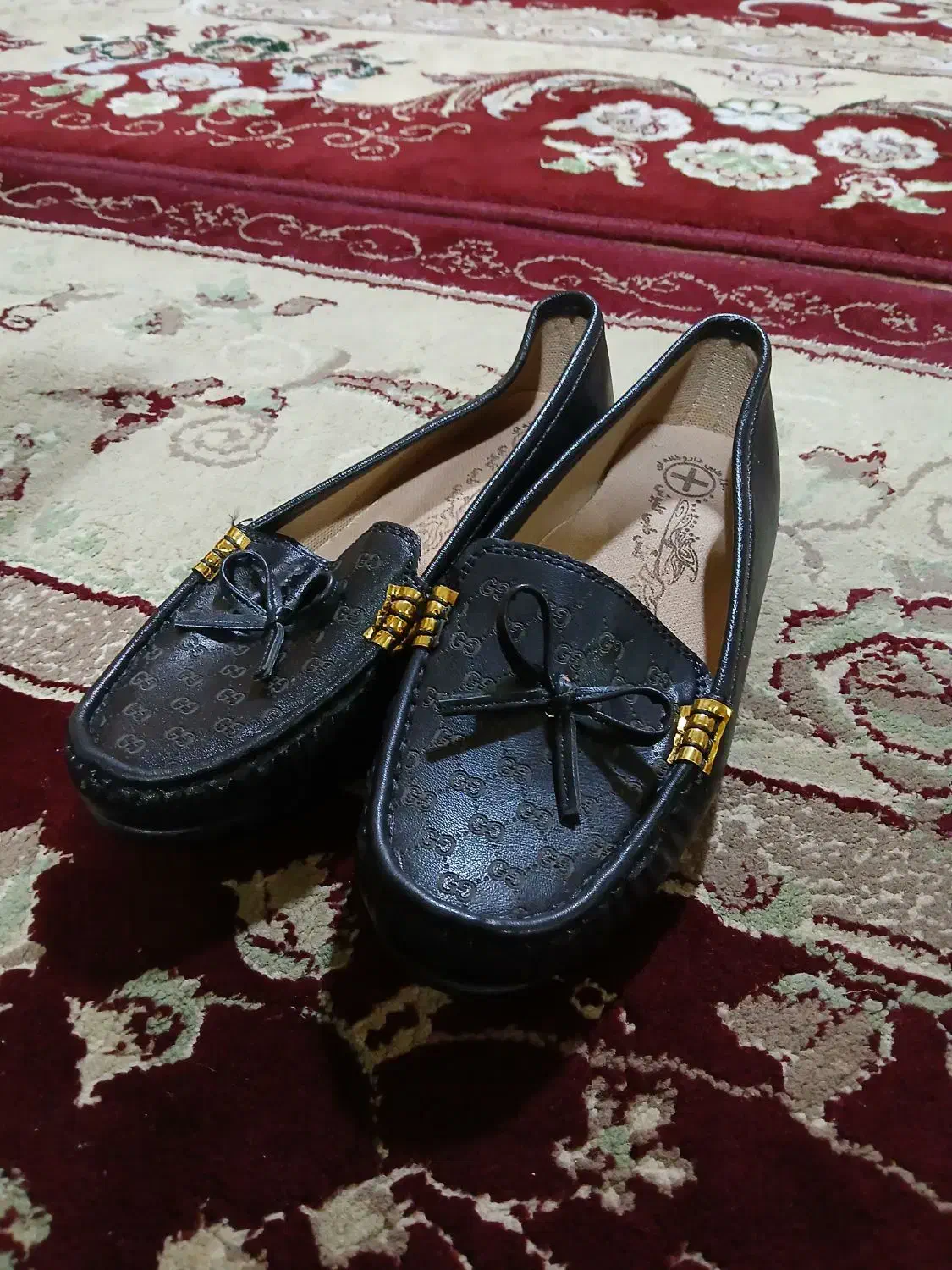 یک جفت کفش|کفش و لباس بچه|اهواز, کوروش|دیوار