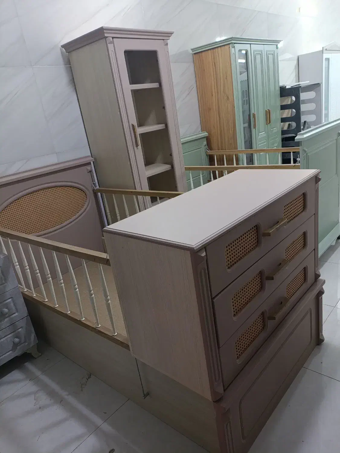 ویترین و تخت نوزاد نوجوان دو منظوره حصیری سیسمونی|تخت و صندلی بچه|مشهد, شهرک امام هادی (شهرک غرب)|دیوار