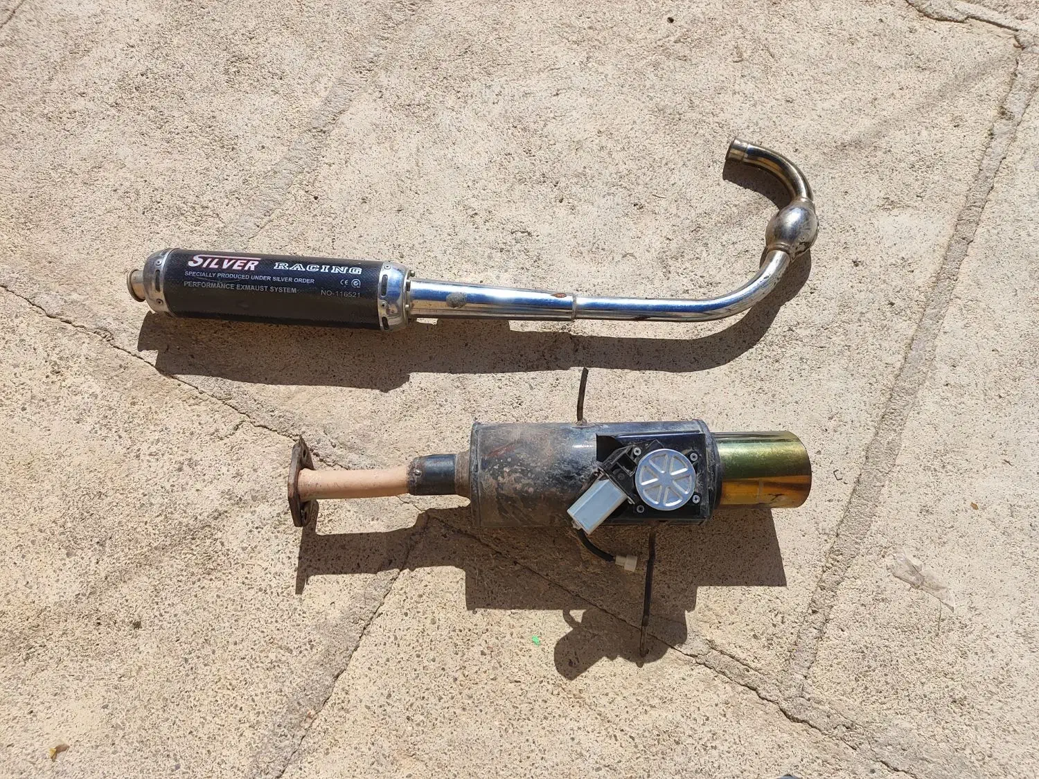 دو عدد اگزوز ماشین و موتورسیکلت درحد نو|قطعات یدکی و لوازم جانبی|آباده, |دیوار