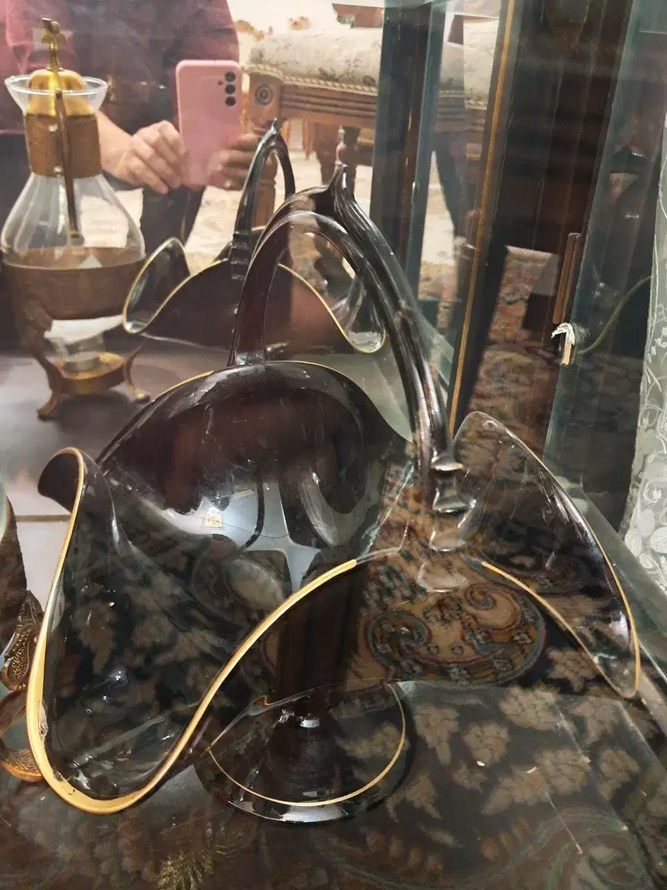 ظروف شیک مشکی جنس کریستال داخل ویترین تمیز و سالم|ظروف سرو و پذیرایی|تربتحیدریه, حسنی بالا|دیوار