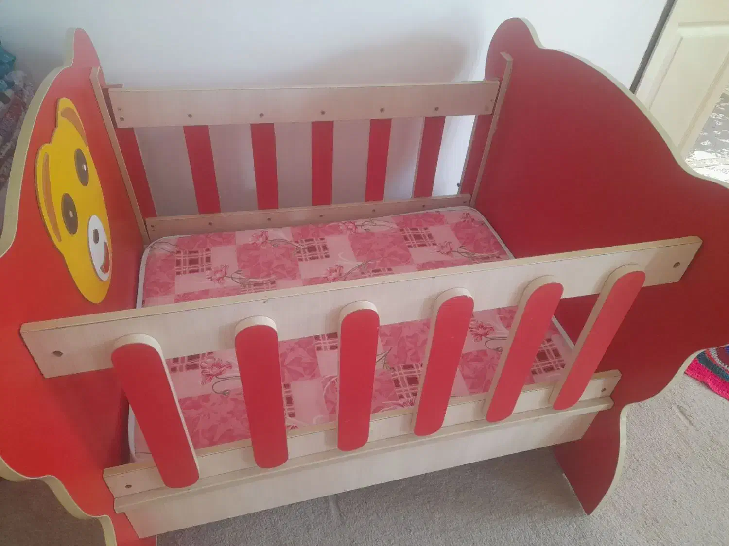 تخت کودک درحد نو|تخت و صندلی بچه|قیدار, |دیوار