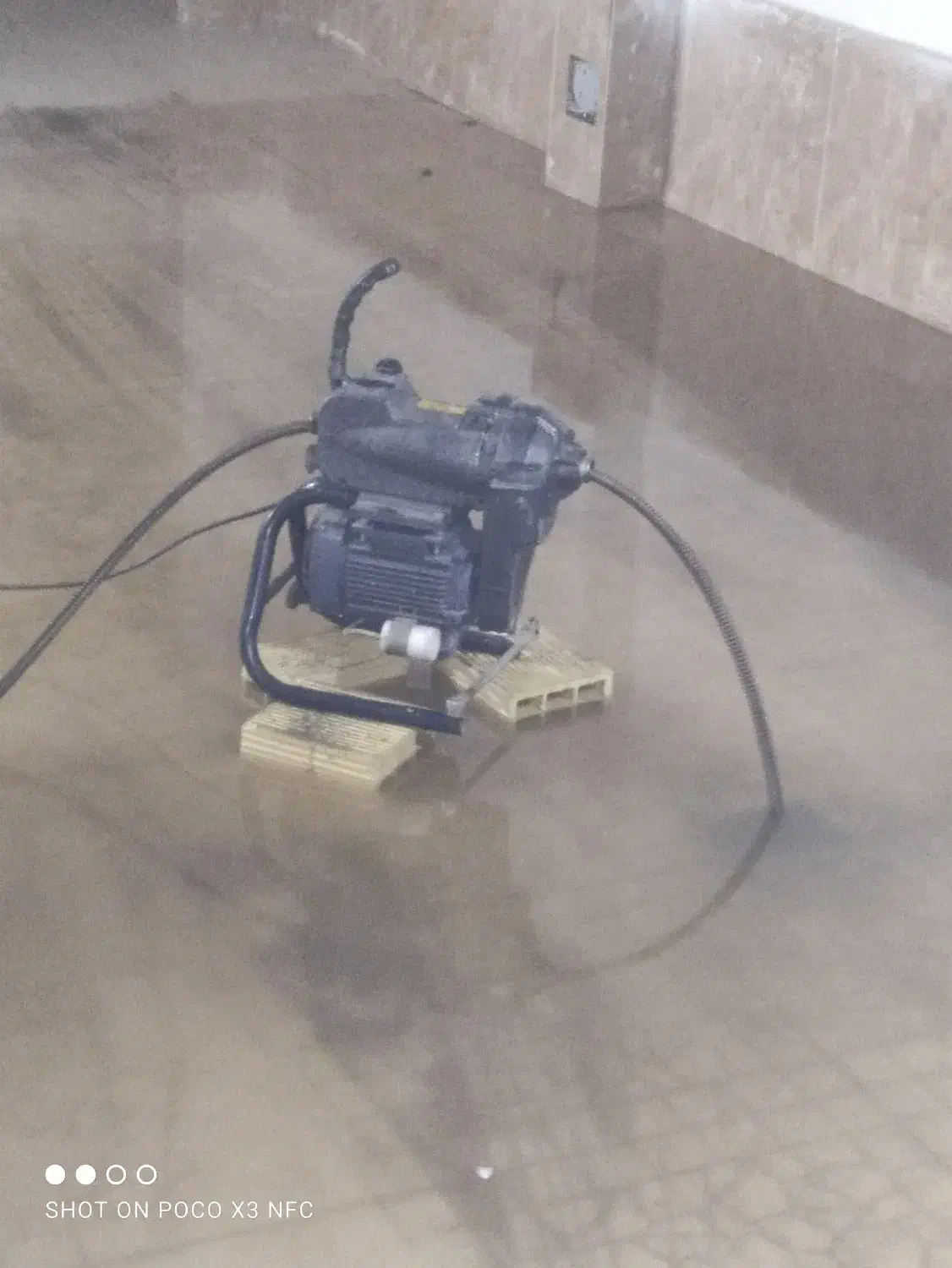 بازکردن لوله‌های فاضلاب بافنربرقی و تراکم هوا|خدمات پیشه و مهارت|سنندج, |دیوار