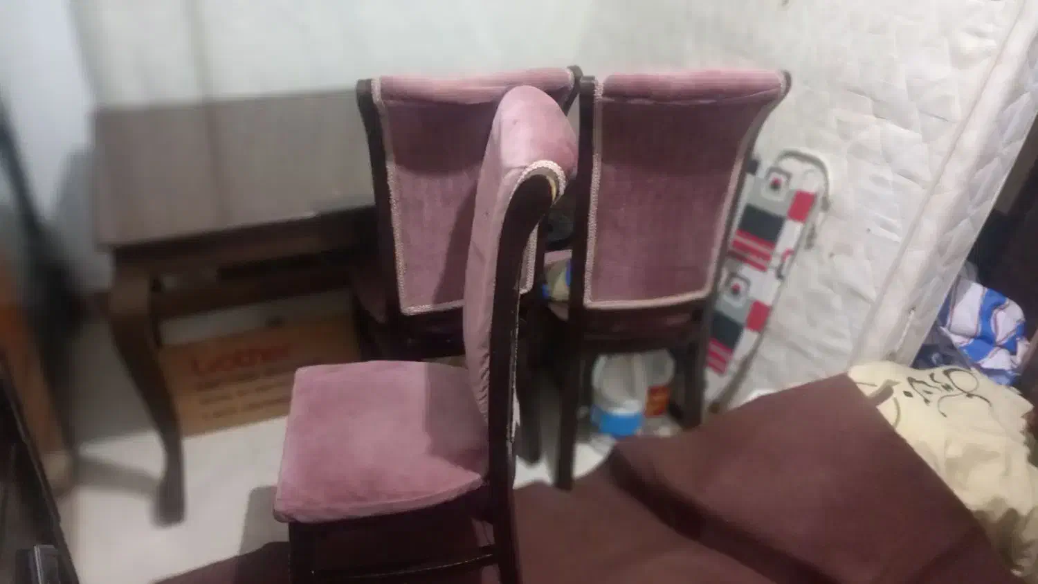 یک عدد میز ناهار خوری ۶نفره با ۴عدد صندلی|میز و صندلی غذاخوری|پرند, فاز ۴|دیوار