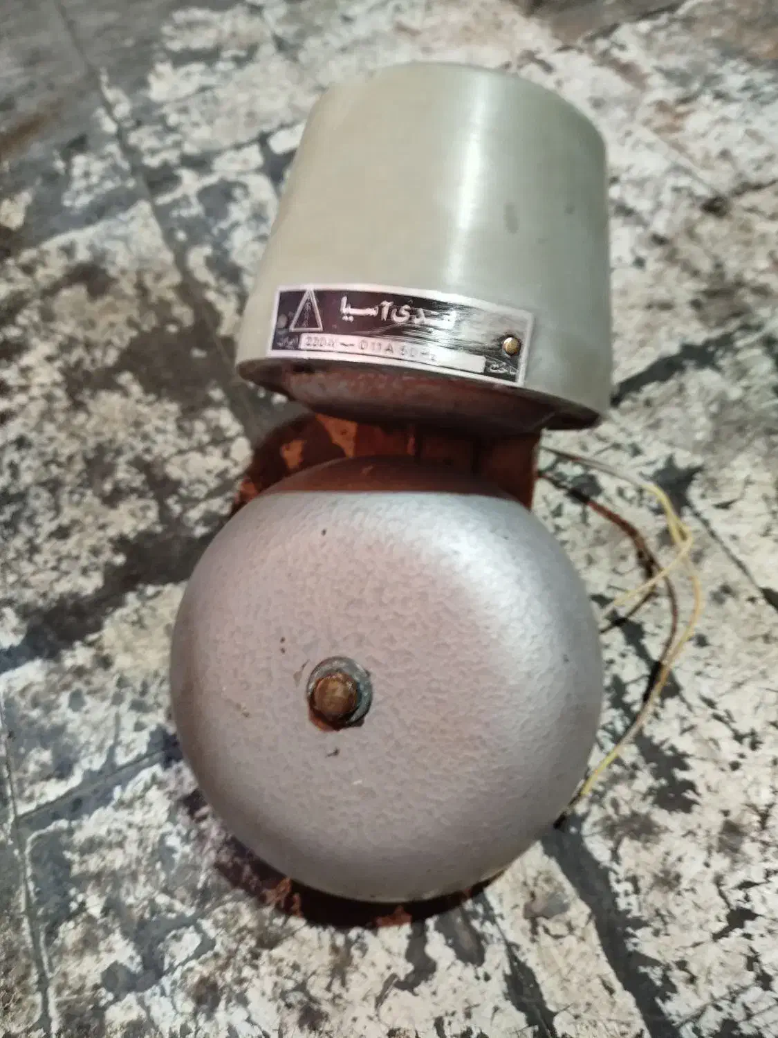 زنگ|کلکسیون اشیاء عتیقه|شیراز, فخرآباد (دروازه کازرون)|دیوار