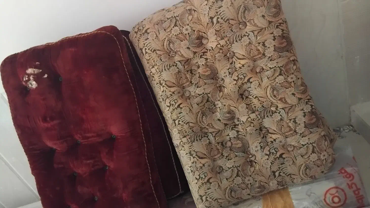 چند تا پشتی است با پنبه خوب پرشده|پشتی|یزد, |دیوار