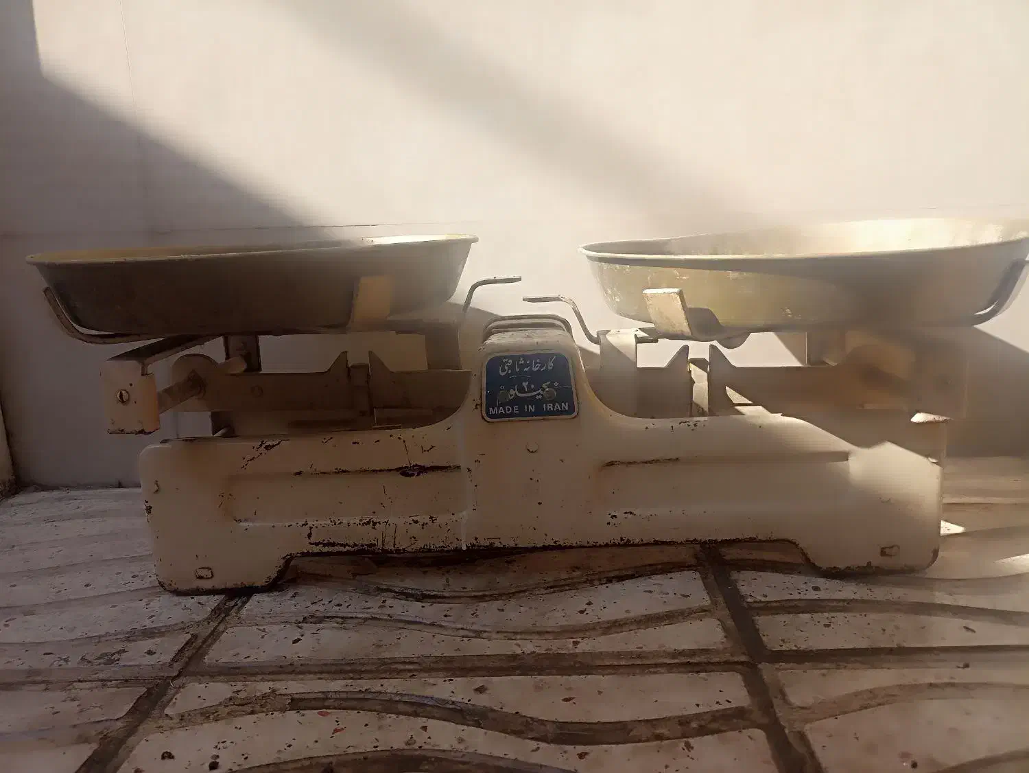 ترازو بیست کیلو|کلکسیون اشیاء عتیقه|نهاوند, |دیوار