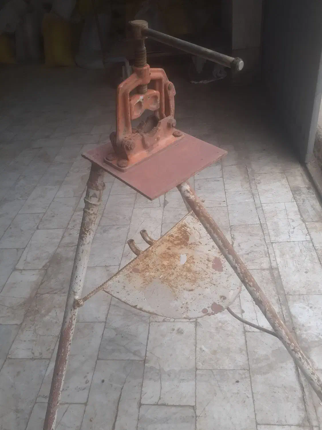 گیره سه پایه مخصوص لوله|ابزارآلات|کلاله, |دیوار