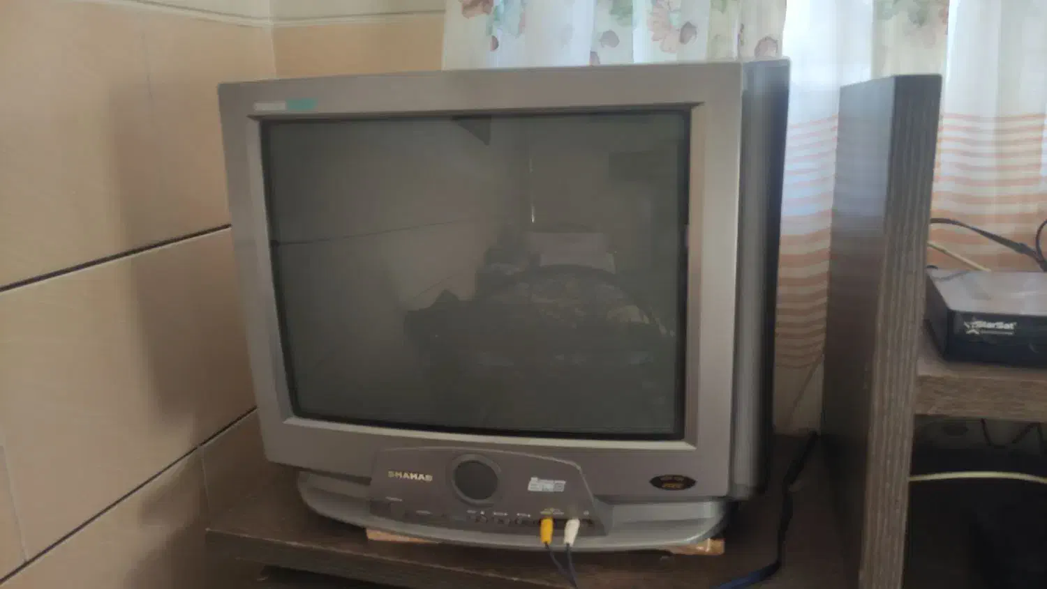 تلویزیون با میز تلویزیون|تلویزیون و پروژکتور|کرمان, |دیوار