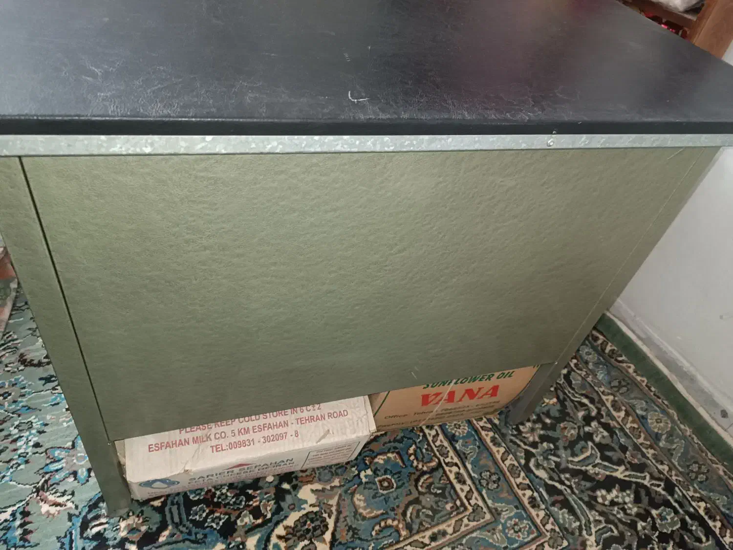 میز فلزی قدیمی رویه چرم|میز تحریر و کامپیوتر|خمینی‌شهر, |دیوار