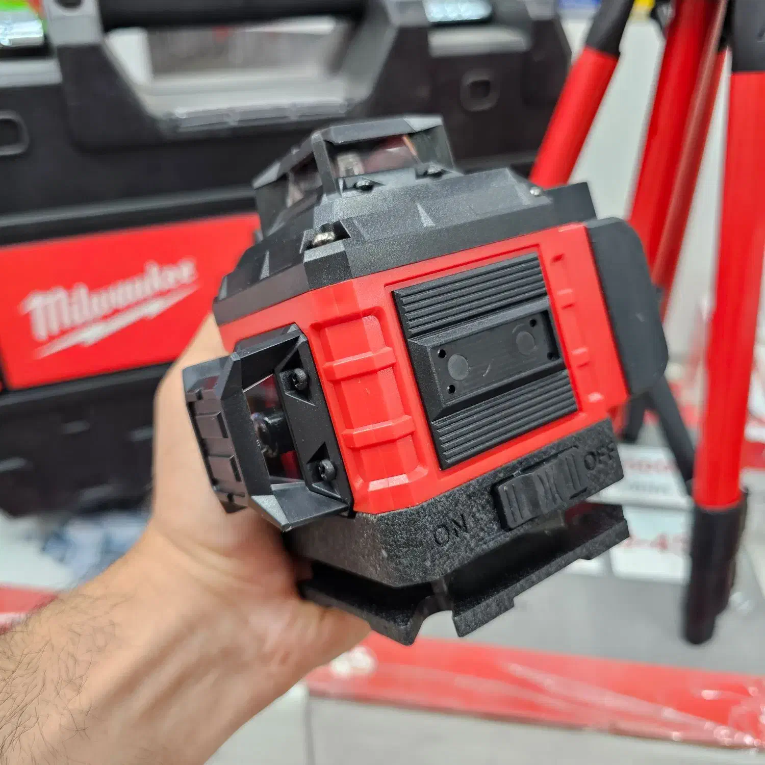 تراز لیزری ۳۶۰ درجه ۱۶ لاین میلواکی با لوازم کامل|مصالح و تجهیزات ساختمان|اصفهان, فجر|دیوار