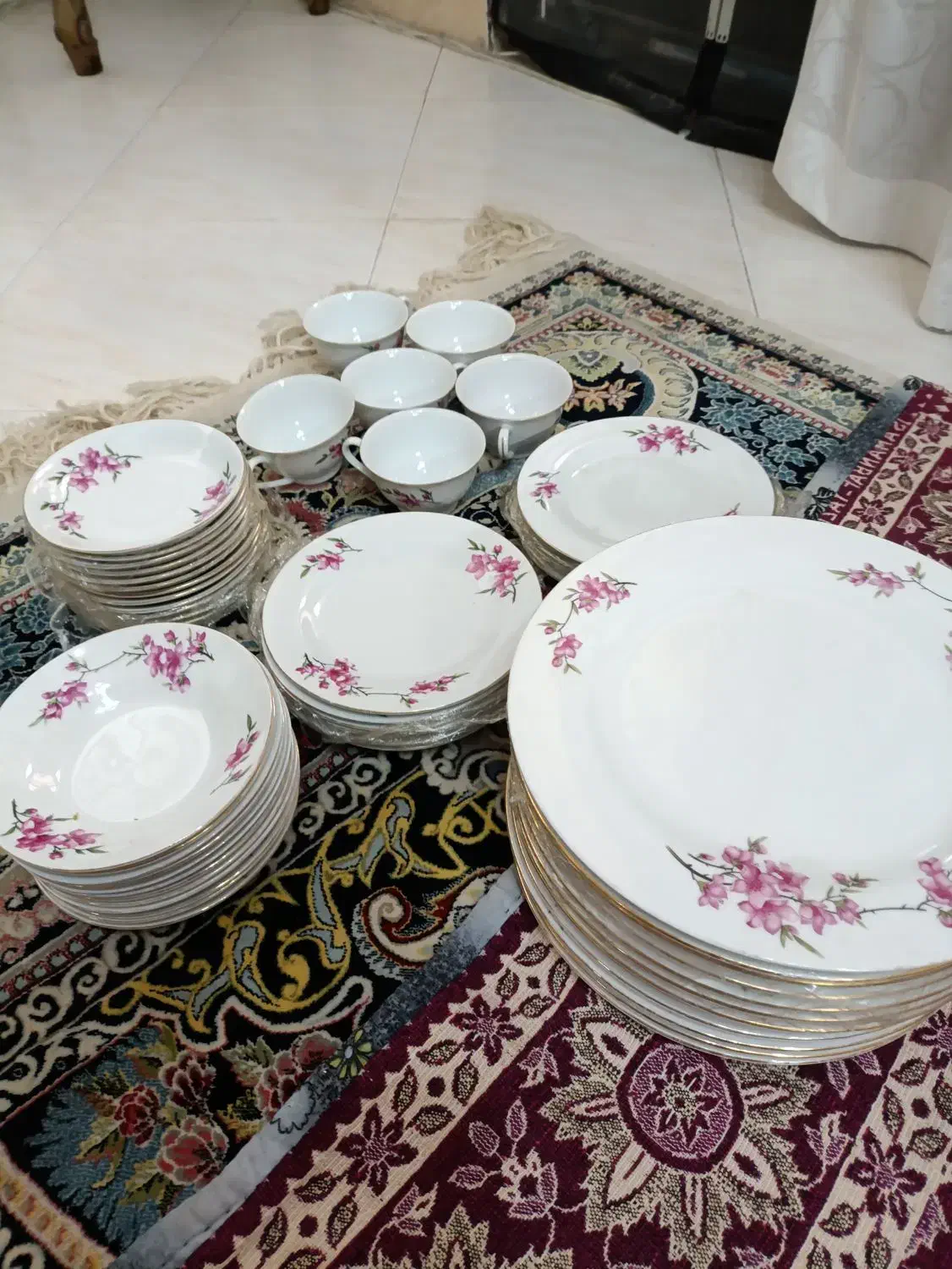 سرویس ارکوپال۵۲پارچه گل سرخ قدیمی|ظروف سرو و پذیرایی|شاهینشهر, شهرک میلاد|دیوار