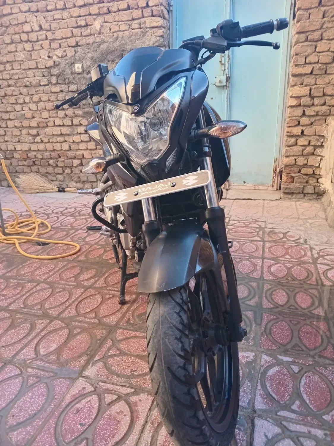 موتور ان اس ۲۰۰ سی سی|موتورسیکلت|کنگاور, |دیوار