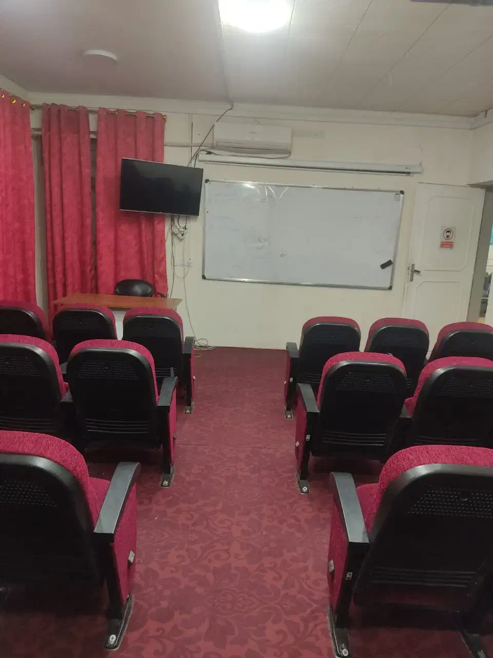 اجاره فضای آموزشی و سالن بزرگ|اجارهٔ کوتاهمدت دفتر کار و فضای آموزشی|شیراز, ارم|دیوار