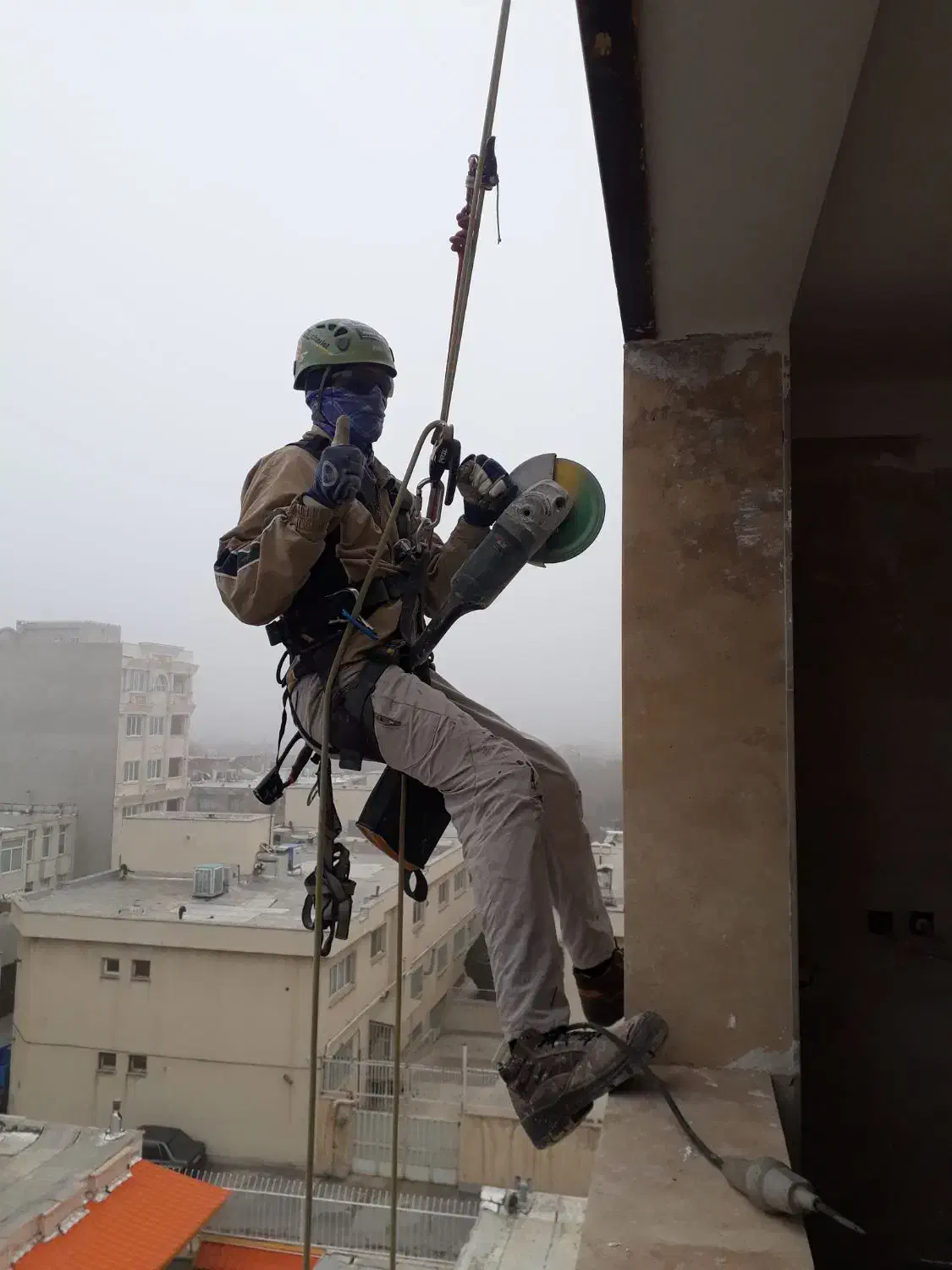 کار در ارتفاع بدون نیاز به داربست و بالا بر|خدمات پیشه و مهارت|اراک, |دیوار