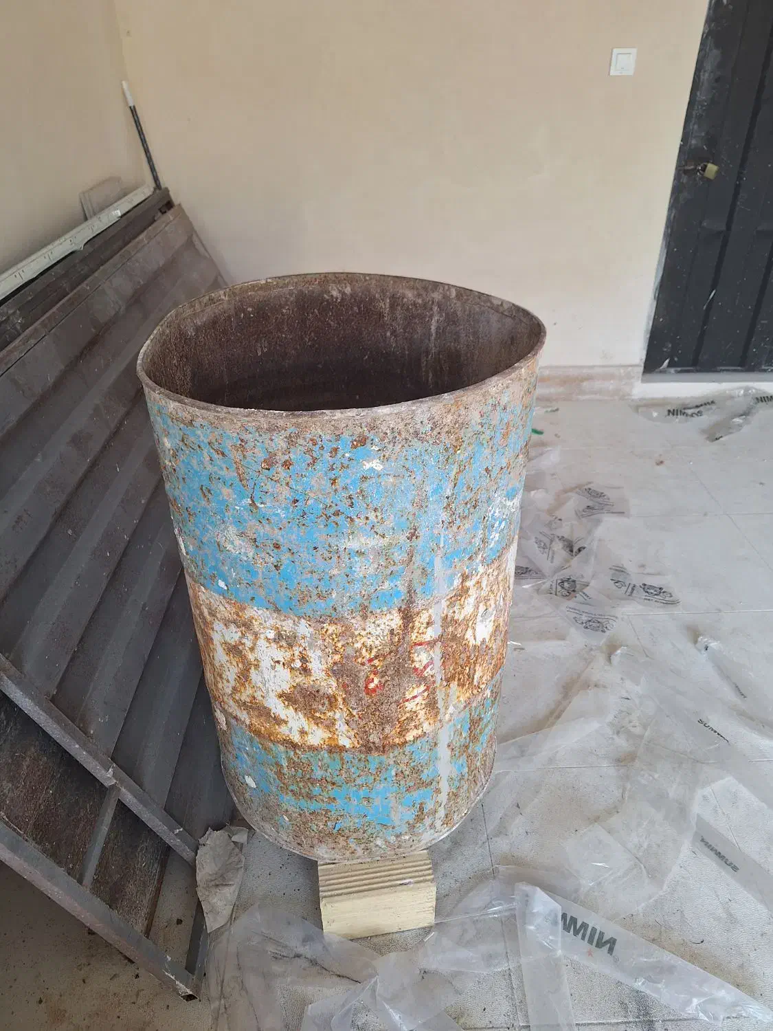 بشکه و تخته ی ۴ متری کلاه ایمنی و قرقره بالابر|مصالح و تجهیزات ساختمان|رشت, حسین آباد|دیوار