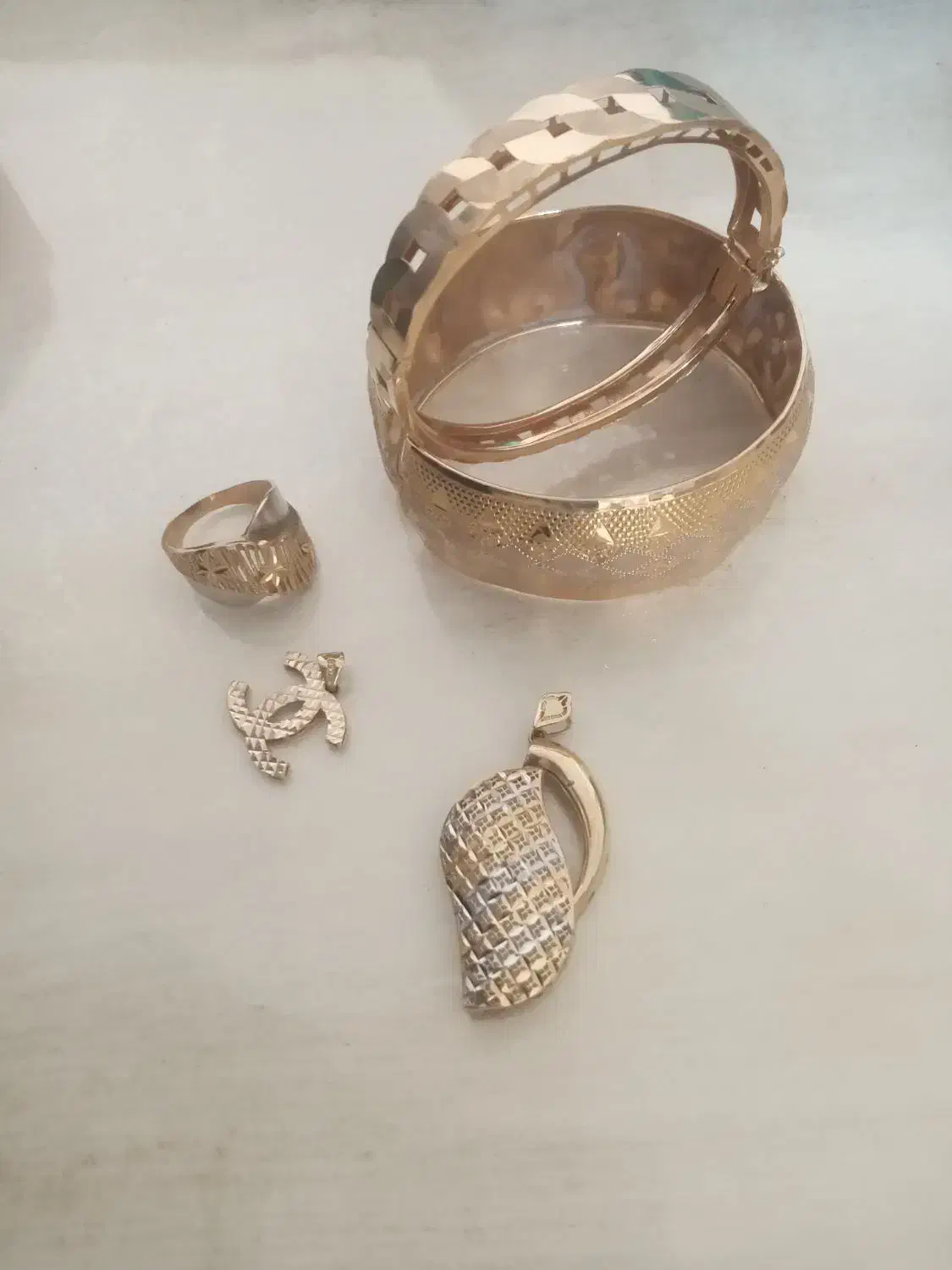 مقداری طلای ۱۸ عیار حدود ۳۷ گرم ۱۵۰ بالای تابلو|جواهرات|الوند, |دیوار