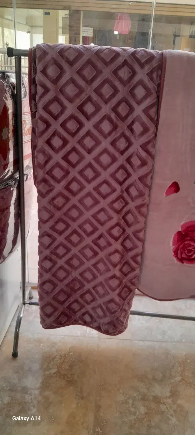 پتو و روبالشت|رختخواب، بالش، پتو|فولادشهر, مسکن مهر فولادشهر|دیوار