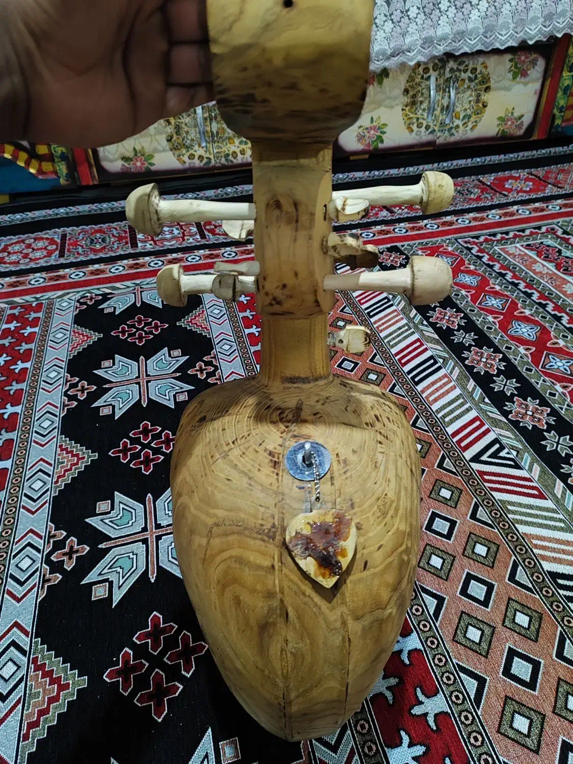 سروز ،قیچک چوب توت|سازهای سنتی|زاهدان, |دیوار