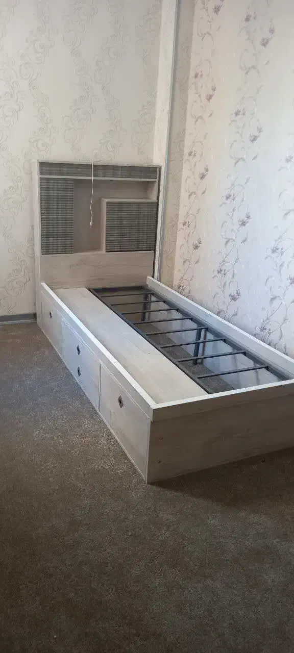 تخت و میز تحریر نو|تخت و سرویس خواب|شیراز, درکی|دیوار