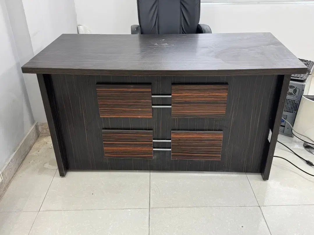 کتابخانه و میز تمیز و سالم|کتابخانه، شلف، قفسه‌های دیواری|زاهدان, |دیوار