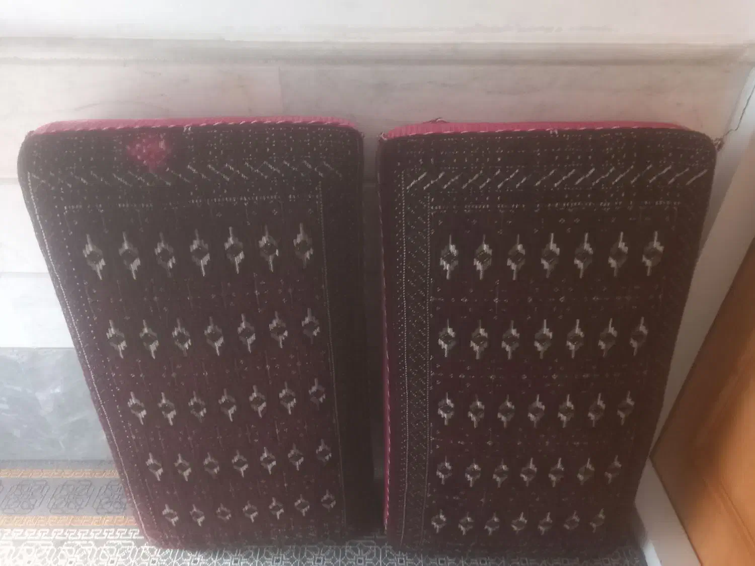 یک جفت پشتی|پشتی|قم, باغ شریفی|دیوار