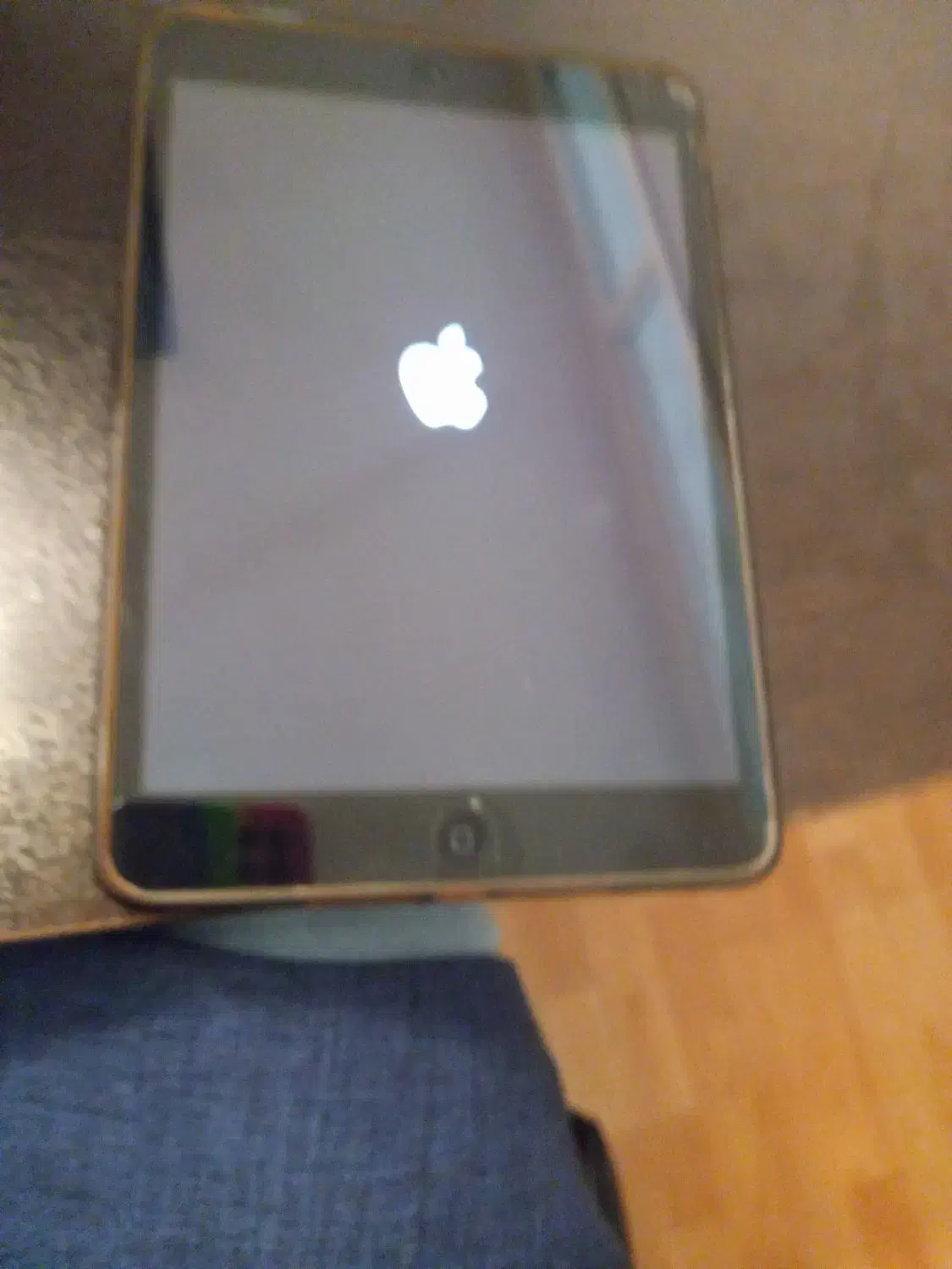 تبلت اپل|تبلت|تهران, نیروی هوایی (پیروزی)|دیوار