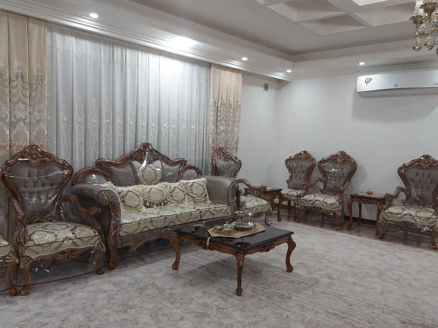 مبل 9 نفره سلطنتی نو و سالم|مبلمان خانگی و میز عسلی|مشکیندشت, |دیوار