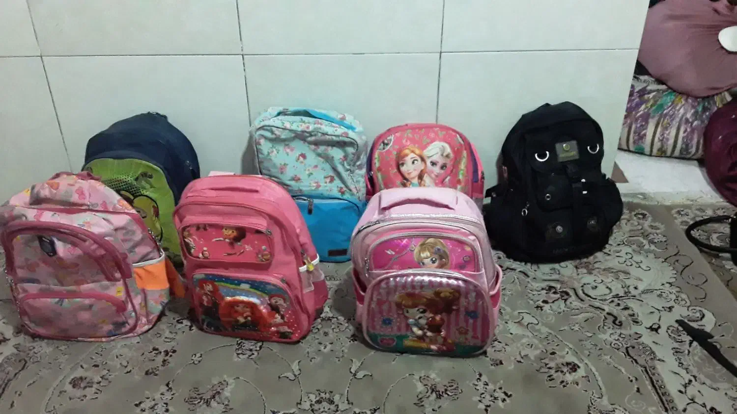 تعداد زیادی کیف در محدوده بلوار طبرسی|کیف، کفش، کمربند|ملکآباد, |دیوار