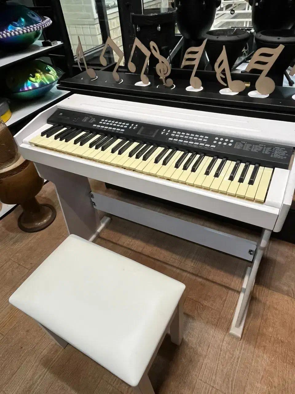 پیانو دیجیتال یانگ می همراه با میز و صندلی|پیانو، کیبورد، آکاردئون|لاهیجان, انقلاب|دیوار