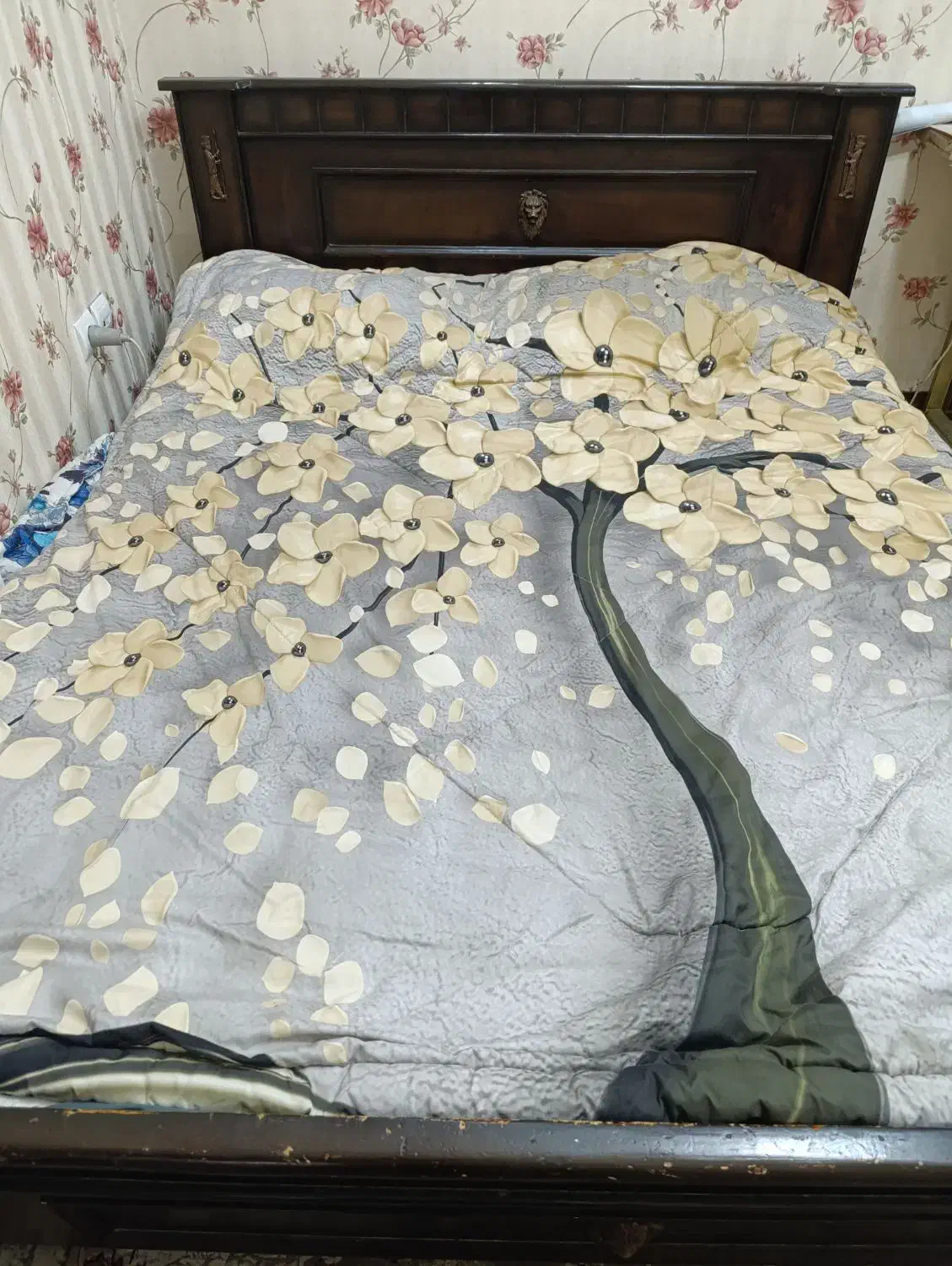 تخت دونفره با کفی پایه دار سالم با دو پاتختی|تخت و سرویس خواب|اسلام‌شهر, شهرک واوان|دیوار