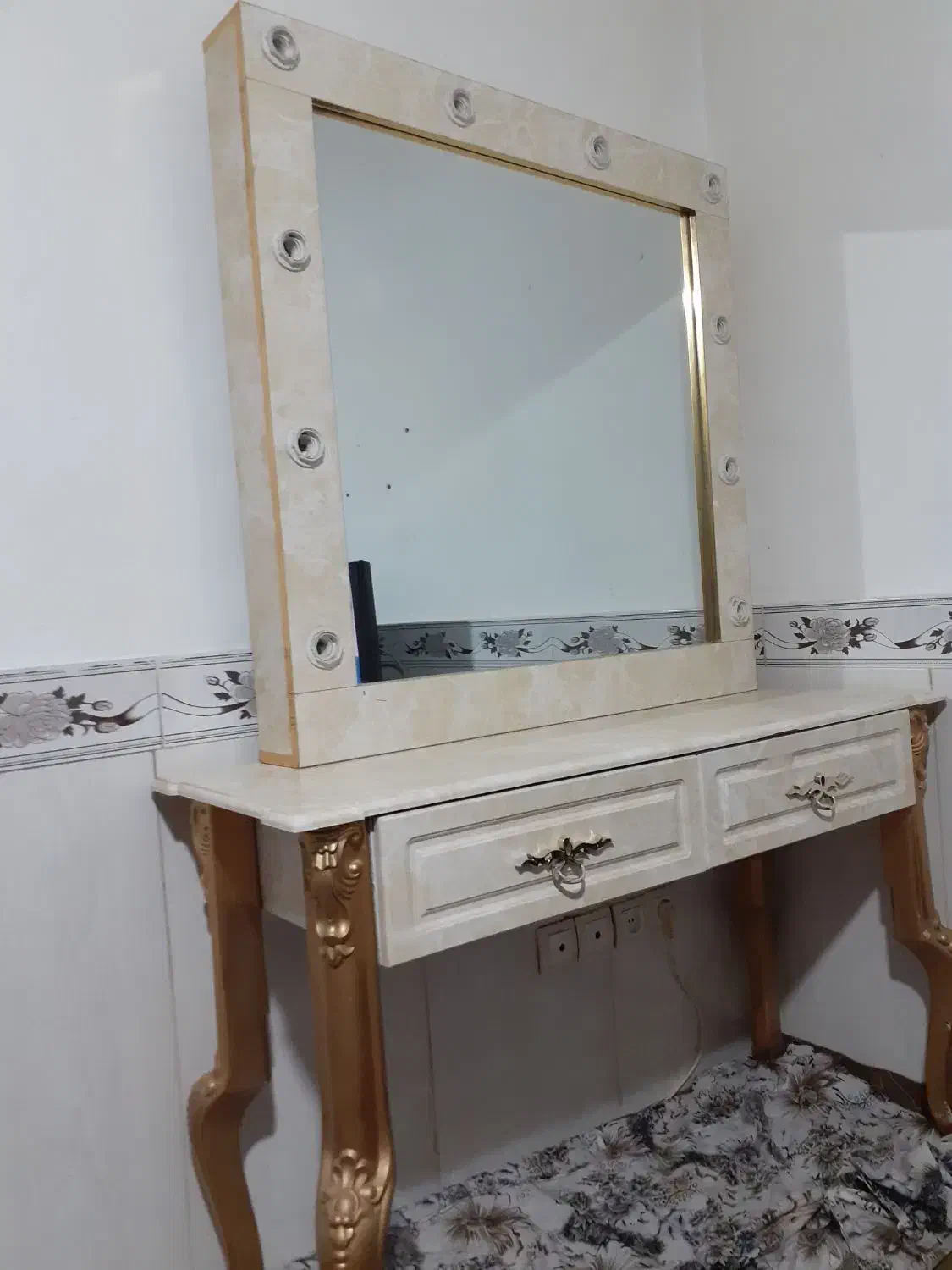 میز آینه آرایشگاه تمیز جنس چوب عالی بفروش میرسد|آرایشگاه و سالن‌های زیبایی|قزوین, |دیوار