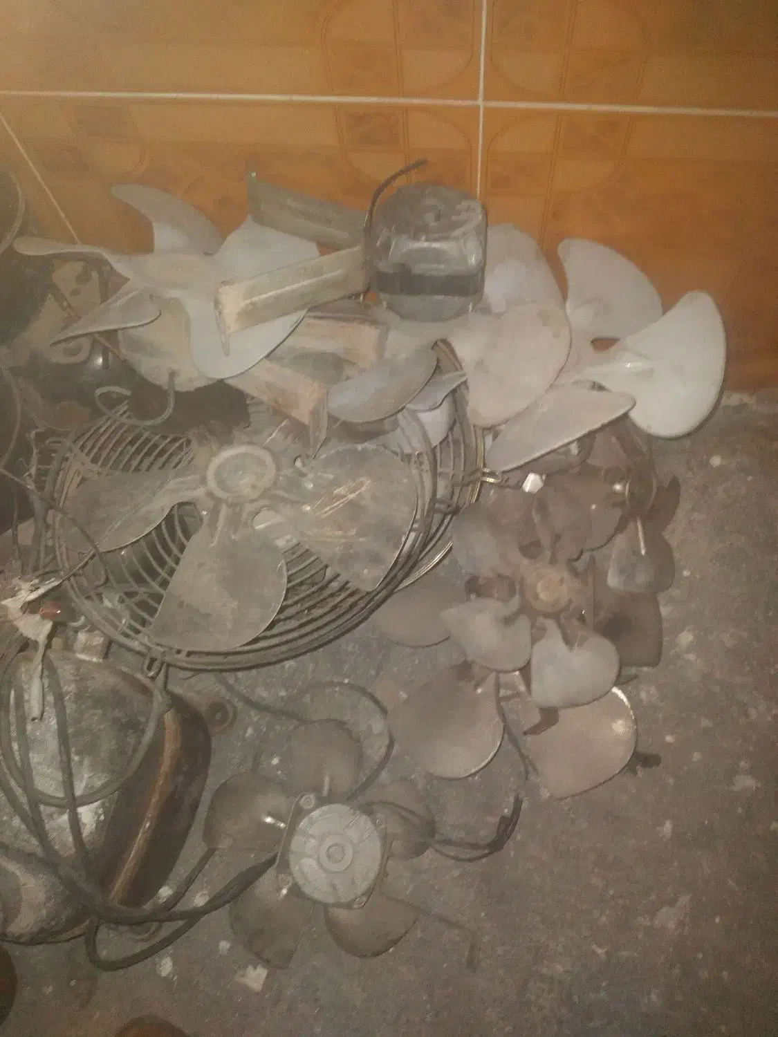 تعدادی فن|پنکه و تصفیه‌کنندهٔ هوا|بجنورد, |دیوار