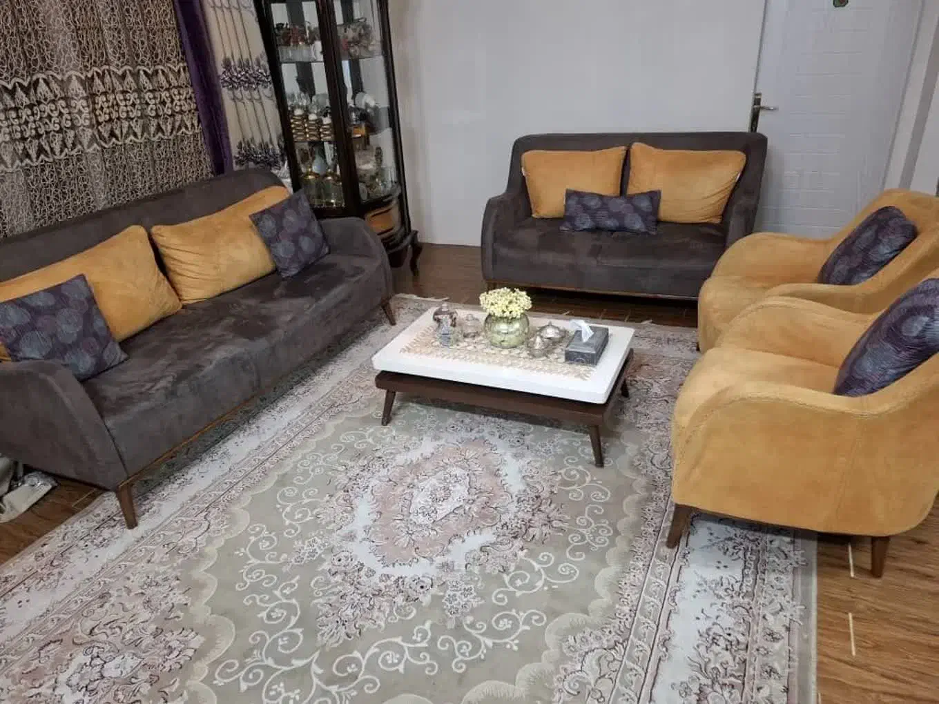 مبل راحتی|مبلمان خانگی و میز عسلی|پرند, فاز ۳|دیوار