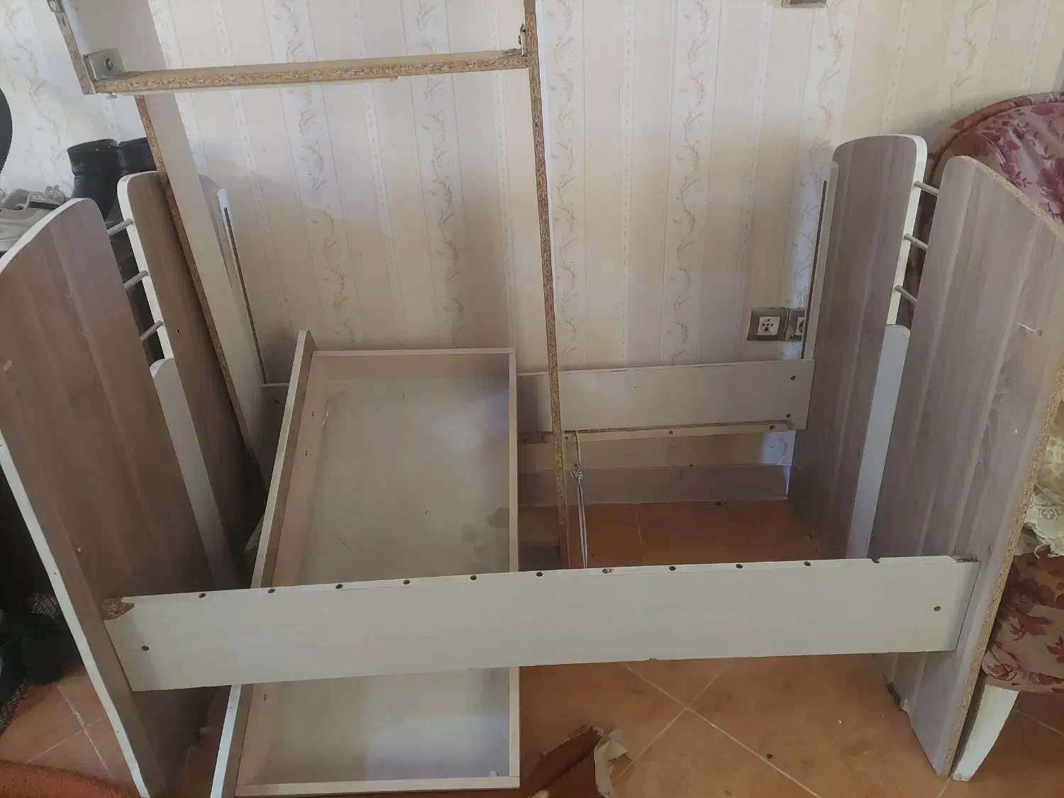 تخت بچه|تخت و صندلی بچه|هشتگرد, فاز ۲ مهستان|دیوار