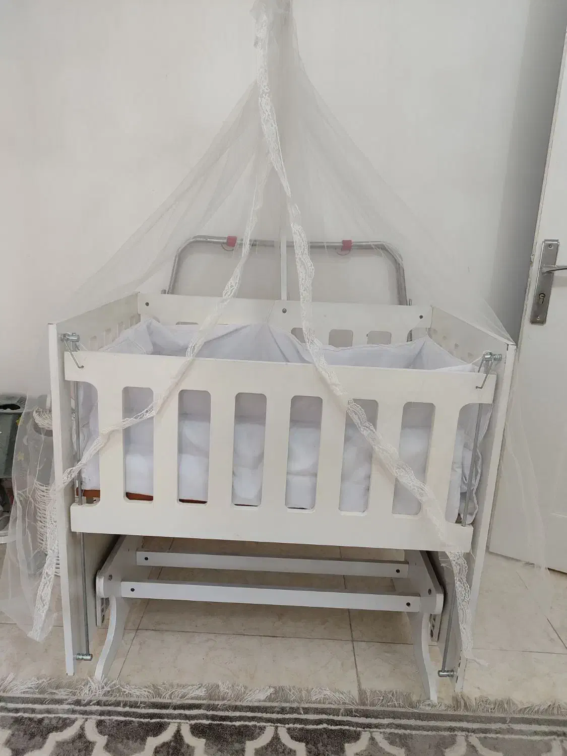 گهواره کنار تخت مادر|تخت و صندلی بچه|رشت, آب آسیاب|دیوار