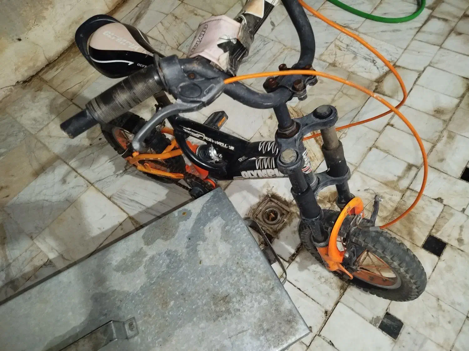 دوچرخه|دوچرخه، اسکیت، اسکوتر|قم, قلعه یزدیها|دیوار