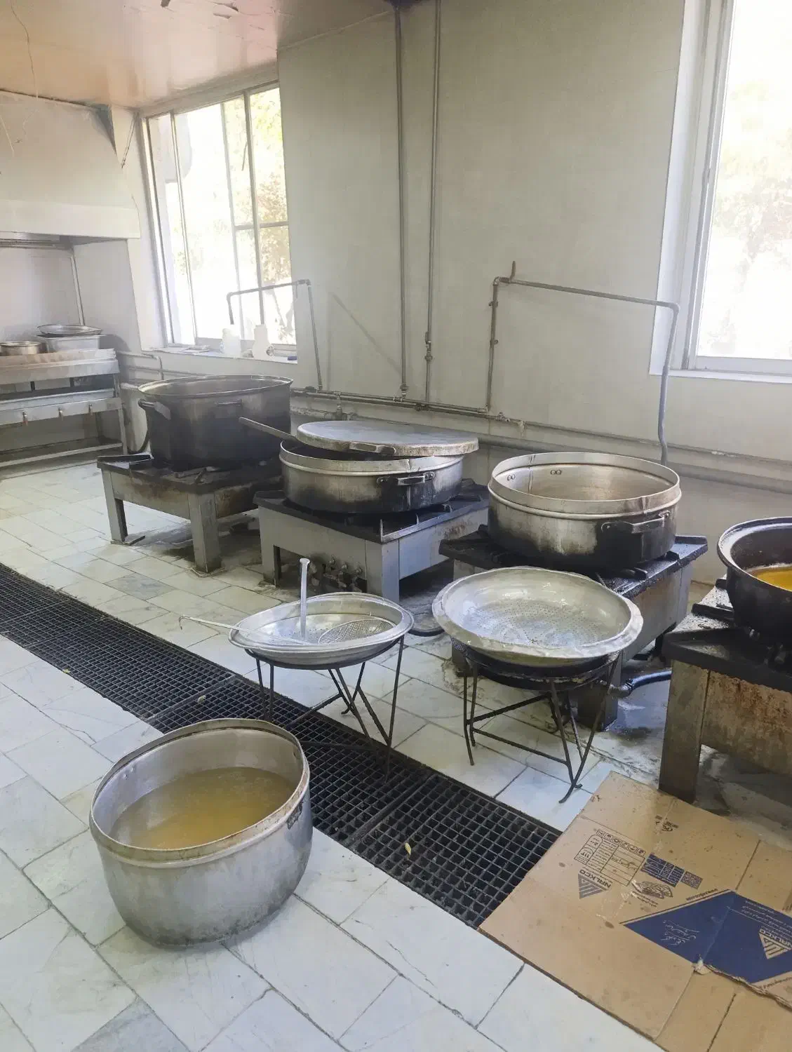 به تعدادی اقا کارگر ساده و ظرفشور نیازمندیم|استخدام خدمات فروشگاه و رستوران|تهران, شهرک بعثت|دیوار