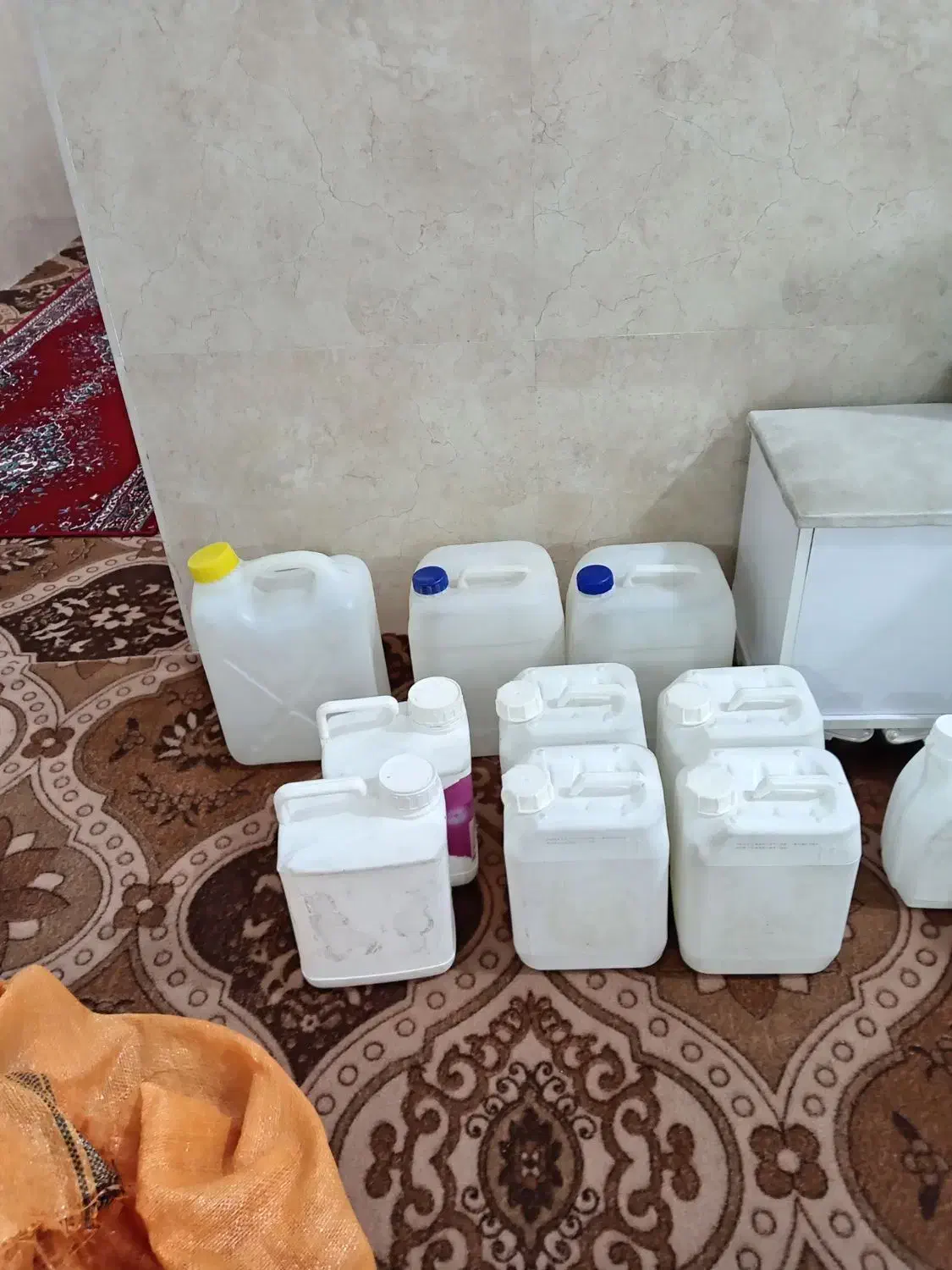 دبه آب، آبچکان ظرف، قمقمه، جاادویه، ماگ|آب‌چکان و نظم‌دهنده ظروف|برازجان, |دیوار