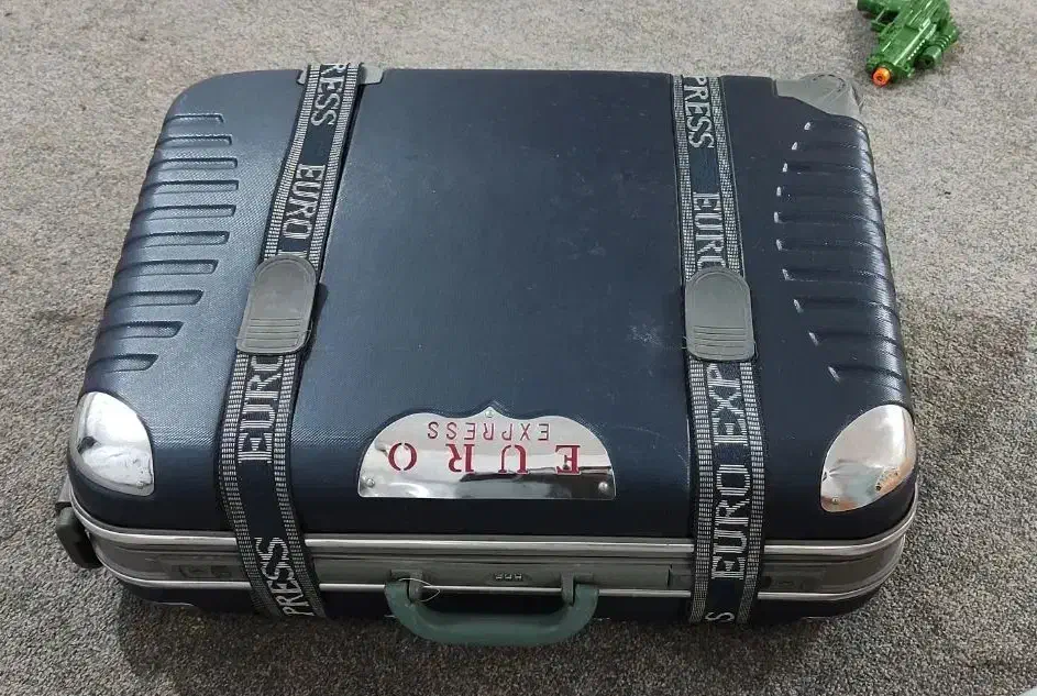 چمدان مسافرتی|کیف، کفش، کمربند|نیشابور, گنبد سبز|دیوار