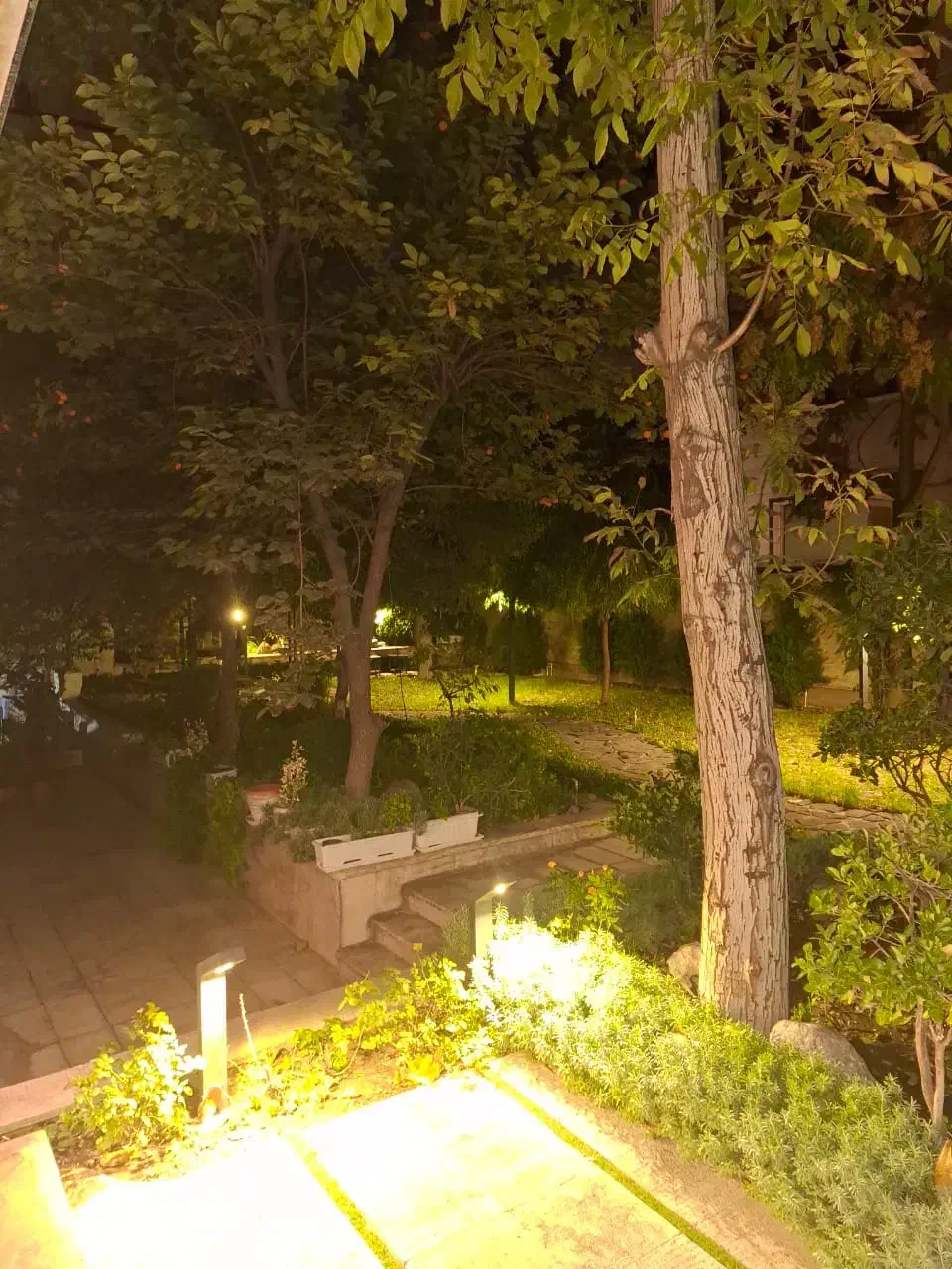 ۲۵۰متر مستغلات ۲۰۰متر حیاط دراختیار