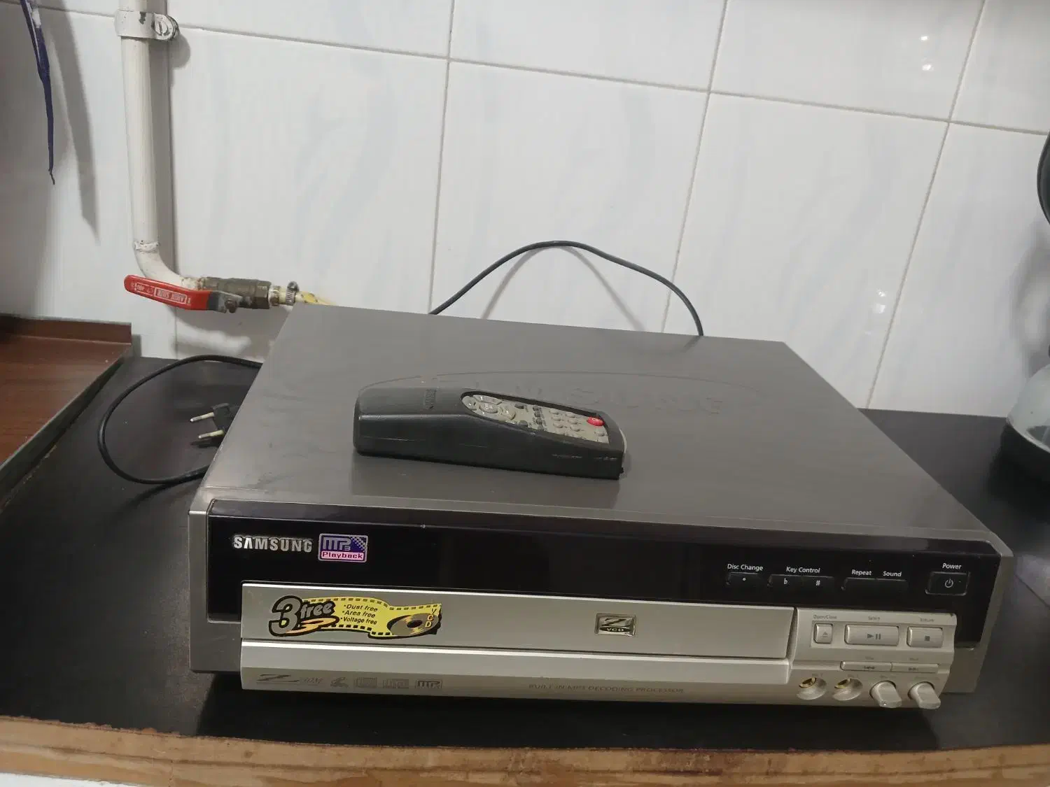 صندلی و دیویدی|صندلی و نیمکت|بروجرد, |دیوار