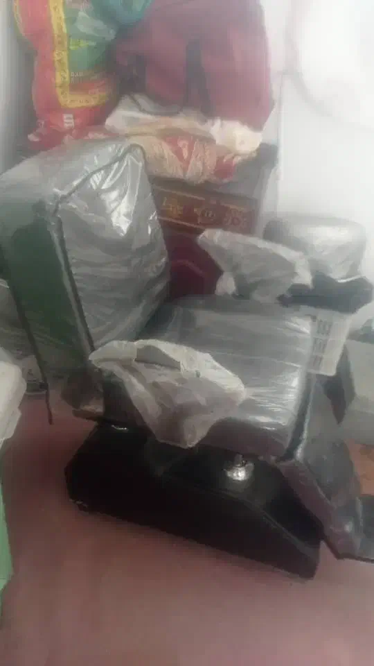 صندلی آرایشگاه مردانه به فروش میرسد|آرایشگاه و سالنهای زیبایی|فسارود, |دیوار