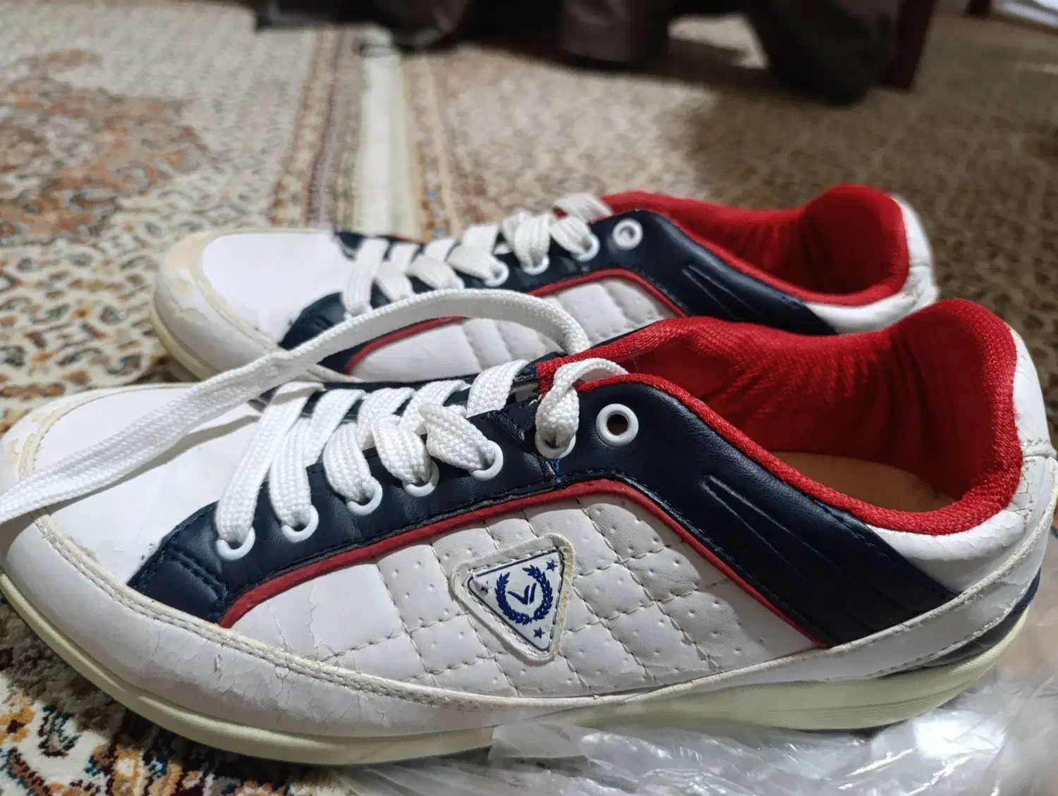 کفش کتانی سایر۴۳|کیف، کفش، کمربند|میانه, |دیوار