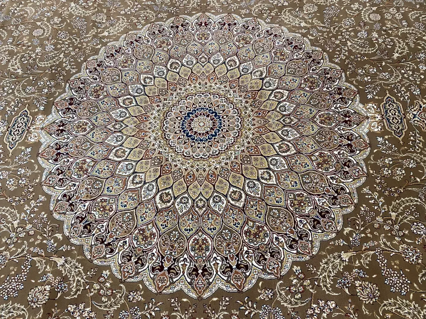 فرش۱۲ متری|فرش|قم, چهل درخت‎|دیوار